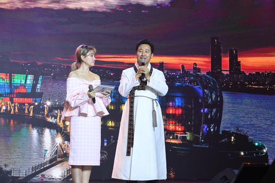 Seoul Mayor Oh Se-hoon, right, speaks at a tourism promotion event "My Soul Seoul in Ho Chi Minh" in Ho Chi Minh City on Tuesday. [SEOUL METROPOLITAN GOVERNMENT]
