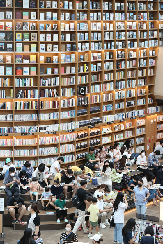 People crowd the Starfield Library at COEX Mall in Gangnam District, southern Seoul, on Tuesday. As many people start their summer vacation, major malls have had a huge influx of visitors. [NEWS1]