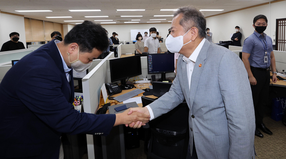 Interior Minister Lee Sang-min, right, shakes hands with Senior Superintendent General Kim Soon-ho, the new director of the ministry's police bureau, at the Central Government Complex in Jongno District, central Seoul on Tuesday. [JOINT PRESS CORPS]