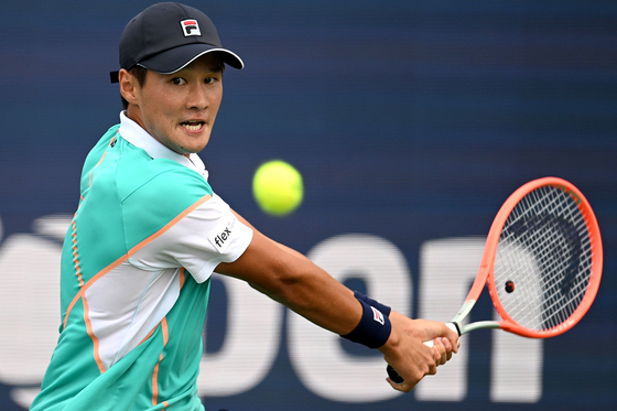 Kwon Soon-woo hits a backhand against Tommy Paul during day three of the Atlanta Open at Atlantic Station on July 27 in Atlanta, Georgia.  [AFP/YONHAP]