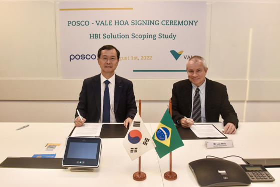 Lee Joo-tae, left, head of the purchasing and investment division at Posco, and Luiz Meriz, an iron-ore global director at Vale, take a photo after signing an agreement to cooperate on the production of a hot briquetted iron. [POSCO]