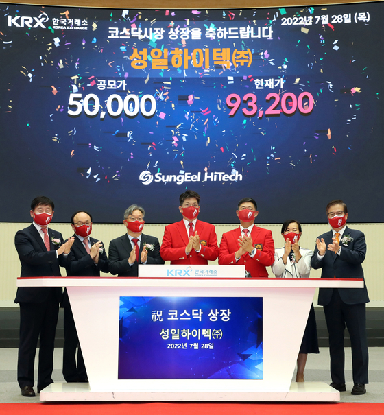 SungEel HiTech CEO Yi Kang-myung, center, celebrates the listing of the company on Kosdaq on July 28. [NEWS1]