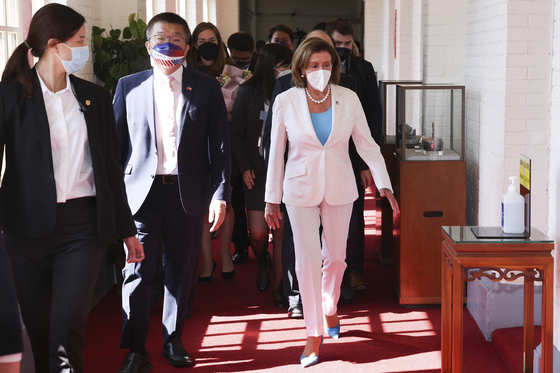 In this photo released by the Taiwan Legislative Yuan, U.S. House Speaker Nancy Pelosi, right, and Legislative Yuan Deputy Speaker Tsai Chi-chang arrive for a meeting in Taipei, Taiwan, Wednesday. [AP/YONHAP] 