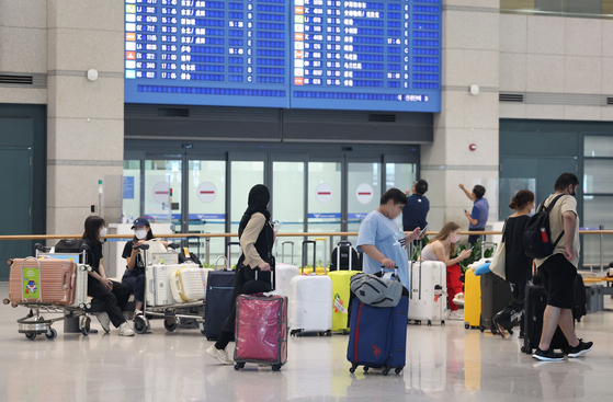 Tourists enter Korea through Incheon International Airport on July 28. [YONHAP]