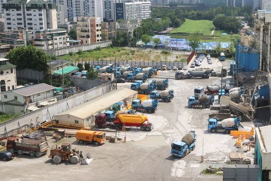 Ready-mixed concrete trucks are shown at a cement plant in Seoul on Wednesday. Sampyo Cement said it will raise its price of cement by 11 percent to 105,000 won ($80) per ton starting September. Hanil Cement is also planning to raise its price by 15 percent to 106,000 won per ton in the same month. This will be the second price rise made this year in the cement industry, the first being in February. [YONHAP]