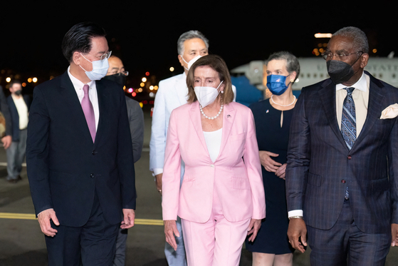 This handout picture taken and released by Taiwan's Ministry of Foreign Affairs on August 2, 2022 shows Speaker of the U.S. House of Representatives Nancy Pelosi being welcomed upon her arrival at Sungshan Airport in Taipei. [AFP, TAIWAN MINISTRY OF FOREIGN AFFAIRS]