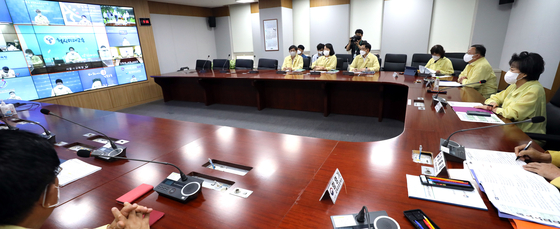 Education Minister Park Soon-ae, far right, holds a videoconference with the superintendents of city and provincial government education offices at the Sejong government complex on Wednesday morning. [NEWS1]