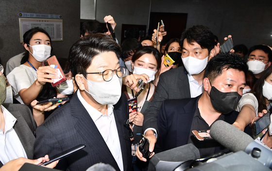 Kweon Seong-dong, floor leader of the People Power Party, is surrounded by reporters as he leaves his office at the National Assembly in Yeouido, western Seoul, Tuesday. [KIM SEONG-RYONG]
