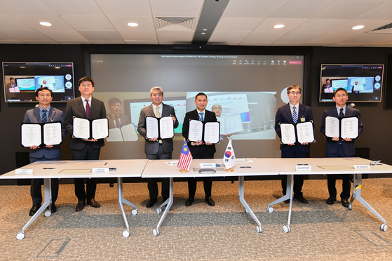 Representatives from Malaysia's Petronas and Korea's Lotte Chemical, Samsung Engineering, SK Energy, Samsung Heavy Industries, SK Earthon and GS Energy pose for a photo during a signing ceremony held at Petronas Twin Tower in Kuala Lumpur, Malaysia, Tuesday. [SK INNOVATION]