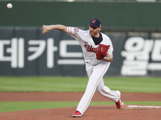 Dan Straily pitches for the Lotte Giants in August, 2021. [YONHAP]