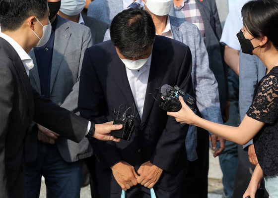 Former South Chungcheong Governor An Hee-jung bows after being released from prison Thursday. [NEWS1]