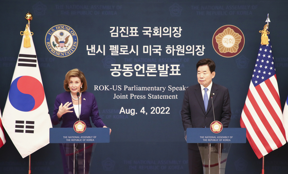 National Assembly Speaker Kim Jin-pyo right, and U.S. House Speaker Nancy Pelosi, speak with the press following a meeting at the Assembly in Yeouido, western Seoul, on Thursday. [YONHAP]