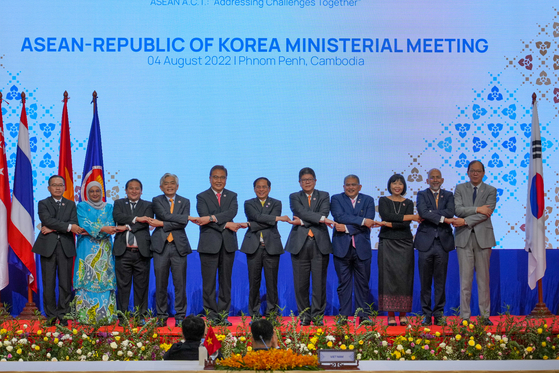 Foreign Minister Park Jin, fifth from left, and foreign ministers of Asean member states meet in Phnom Penh, Cambodia, on Thursday to discuss post-pandemic recovery, North Korea, Myanmar and other issues. [MINISTRY OF FOREIGN AFFAIRS]