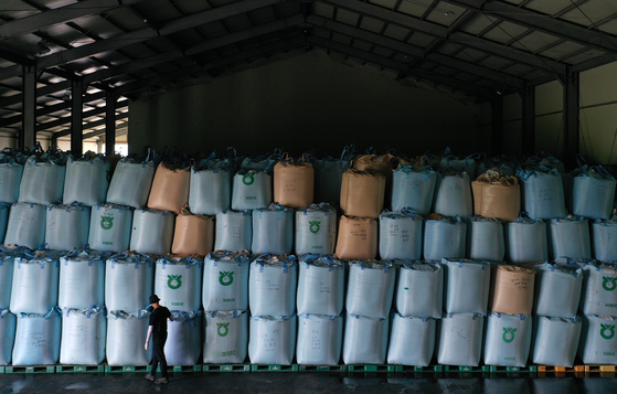 Bags of rice are stacked at a warehouse in Gangwon on Thursday. Nonghyup's rice inventory surged 70 percent on year to 410,000 tons this month, raising concerns over a sharp decline in rice prices. The warehouse was almost empty in August last year. [YONHAP]