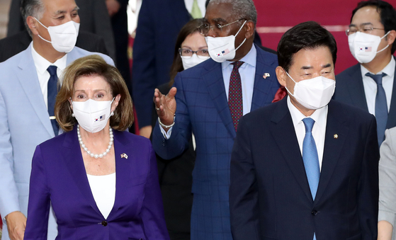 U.S. House Speaker Nancy Pelosi and National Assembly Speaker Kim Jin-pyo walk into the National Assembly building in Yeouido, western Seoul, Thursday. [NEWS1]