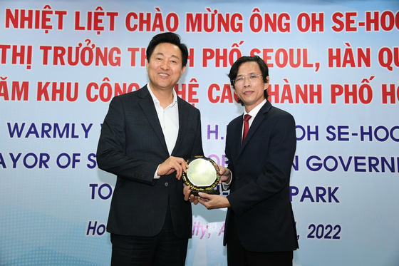 Seoul Mayor Oh Se-hoon holds a commemorative plaque with Nguyen Anh Thi, head of the board of management of Saigon Hi-tech Park at Saigon High-tech Park, a park for high technology enterprises, in Vietnam on Wednesday. [SEOUL METROPOLITAN GOVERNMENT]