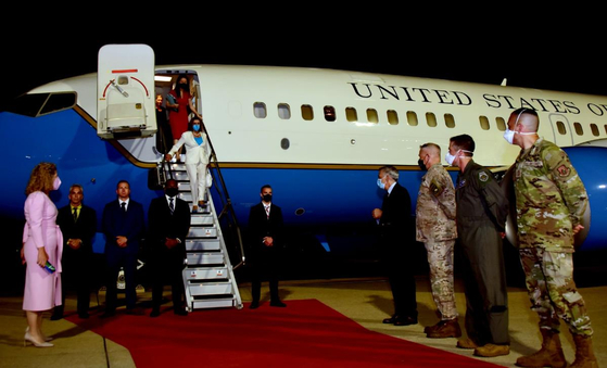 U.S. House Speaker Nancy Pelosi arrives at the U.S. Air Force base in Osan, Gyeonggi, Thursday night. [YONHAP]