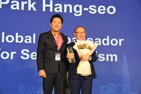 Seoul Mayor Oh Se-hoon poses with the Vietnam national soccer team head coach Park Hang-seo during a Seoul tourism briefing event held at Lotte Hotel Saigon in Vietnam on Wednesday. [JOINT PRESS CORPS]