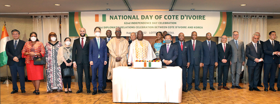 Ambassador of Cote d'Ivoire to Korea Allou Wanyou Eugene Biti, center, stands next to President of the Korea-Africa Foundation Lyeo Woon-ki and members of the diplomatic corps in Seoul to celebrate the 62nd Independence Day of Cote d'Ivoire at the Lotte Hotel Seoul on Thursday. [PARK SANG-MOON]