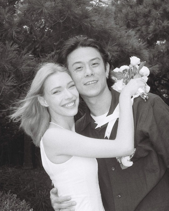 Beenzino and Stefanie Michova posted photos celebrating their marriage to social media on Friday. [SCREEN CAPTURE]