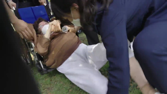 Lee Yong-soo, a "comfort woman" survivor, appears to have fallen out of her wheelchair at the National Assembly in western Seoul on Thursday, in footage that a committee that she heads provided to media outlets. [LEE'S COMMITTEE ON COMFORT WOMEN ISSUE] 