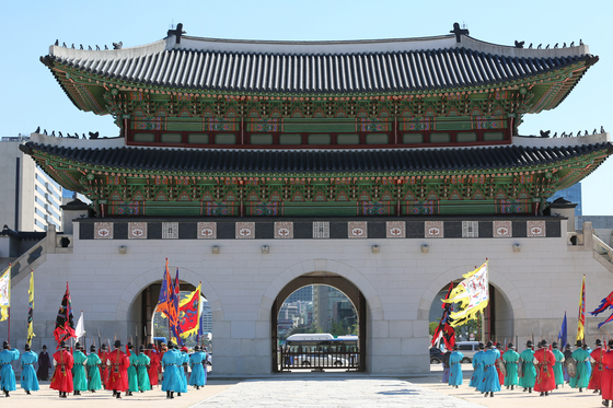 The Sunra Parade, which is a reenactment of the night palace patrol by the gatekeepers during the Joseon Dynasty (1392-1910), runs from Aug. 6 to 14 to celebrate the completion of the plaza that reflects the 600-year history of the capital city. [CULTURAL HERITAGE ADMINISTRATION]