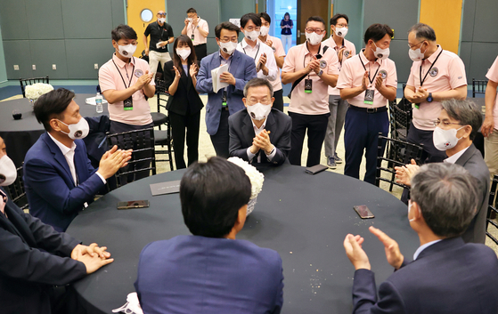 Science Minister Lee Jong-ho, center, claps during an interview with the press after the Danuri lunar orbiter makes the first contact with the ground control center. [JOINT PRESS CORPS]