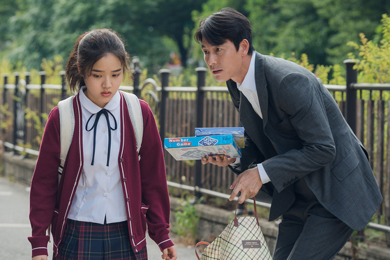 Kim Hyang-gi, left, and Jung Woo-sung during a scene from the 2019 film "innocent witness" [LOTTE ENTERTAINMENT]