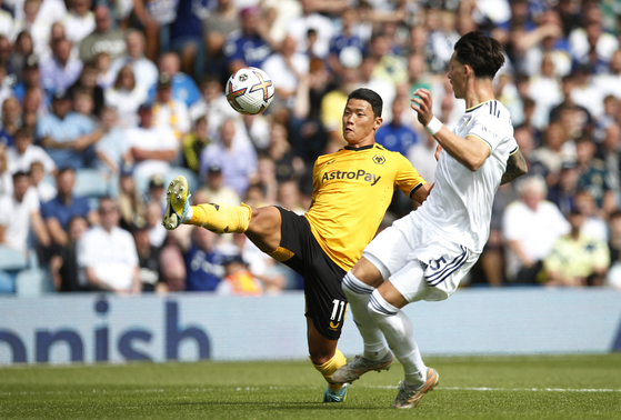 Wolverhampton Wanderers' Hwang Hee-chan in action with Leeds United's Robin Koch in a Premier League game at Elland Road in Leeds on Aug. 6. [REUTERS/YONHAP]