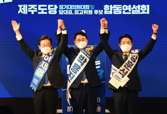From left: Democratic Party leadership contenders Lee Jae-myung, Park Yong-jin and Kang Hoon-sik appear together at the Nanta Hotel in Jeju on Sunday. [YONHAP]