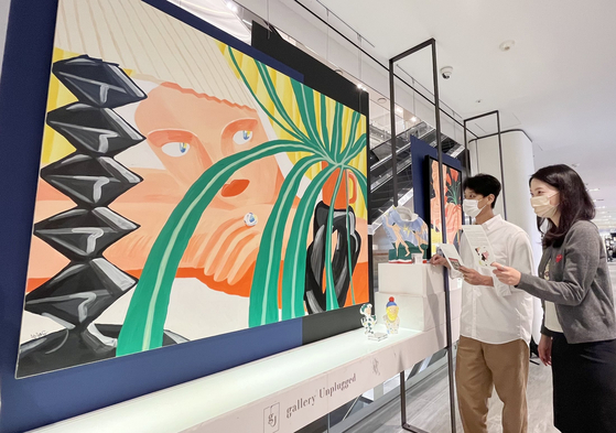 Visitors enjoy a summer-themed exhibition themed at Galleria Department Store in Apgujeong-dong in southern Seoul on Sunday. The exhibit runs through Aug. 18. [YONHAP]