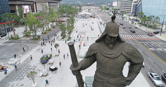 People visit Gwanghwamun Square, a major landmark in central Seoul, on Sunday, after it opened to the public after nearly two years of renovation. [YONHAP]