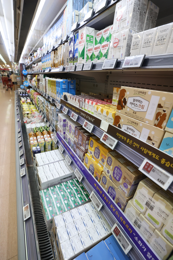 Photo shows dairy products displayed at a discount mart in Seoul on Monday. The dairy industry is considering raising the price of raw milk, which would lead to higher prices of milk and dairy products. [YONHAP]
