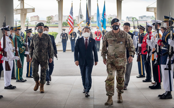 Korean Defense Minister Lee Jong-sup, center, makes his first visit to Camp Humphreys in Pyeongtaek, Gyeonggi, since he took office in May, accompanied by U.S. Forces Korea (USFK) Commander Gen. Paul LaCamera, right. The USFK and the U.S.-led UN Command is headquartered at Camp Humphreys. [YONHAP]
