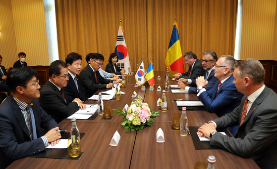 National Assembly Speaker Kim Jin-pyo, third from left, speaks with Romania’s Education Minister Sorin Mihai Cimpeanu, second from right, and other members of the Romanian government in Bucharest, Romania, on Sunday. [YONHAP]