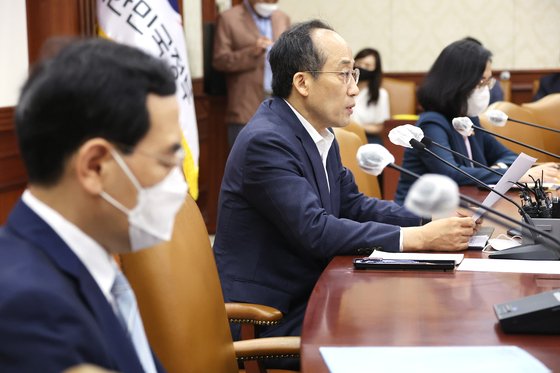 Finance Minister Choo Kyung-ho, second from left, heads a government economic emergency meeting in Seoul on Monday. [YONHAP] 
