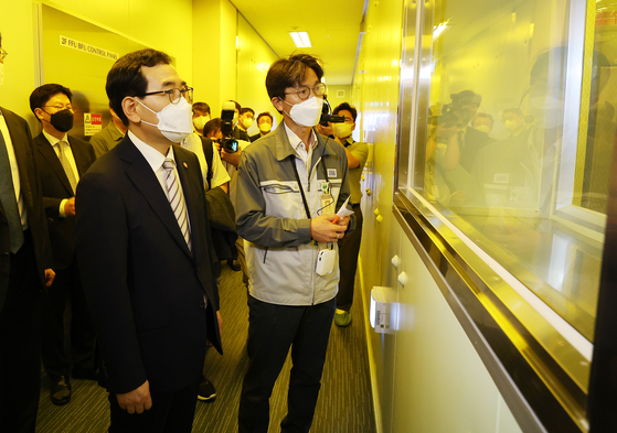 Minister Lee Chang-yang tours a semiconductor material production plant in Gueonggi on July 21. [ YONHAP] 