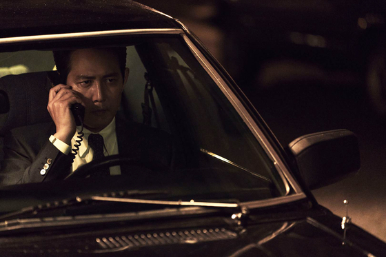 Actor Lee Jung-jae portrays Park Pyung-ho, the foreign unit chief of the Korean Central Intelligence Agency (KCIA). He receives a tip that the organization’s domestic unit chief, Kim Jung-do, (played by actor Jung Woo-sung) is a mole leaking confidential information to North Korea. [MEGABOX PLUS M]