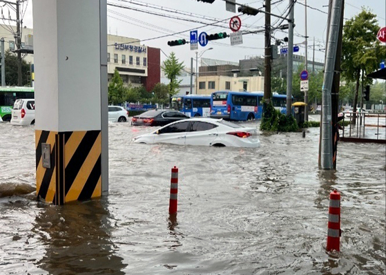 Roads near Bupyeong Police Precinct in Bupyeong District, Incheon, are submerged due to heavy rain Monday. [YONHAP]