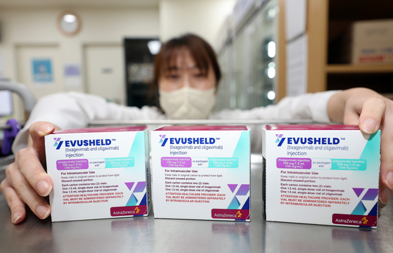 A worker at Seoul National University Hospital in Jongno District, central Seoul, on Monday shows Evusheld, an antibody treatment from AstraZeneca for immunocompromised patients. The Korean government allowed injections of the medicine starting Monday. [YONHAP]