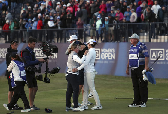 South Africa's Ashleigh Buhai, left, hugs Chun In-gee on the 18th green after winning the Women's British Open in Muirfield, Scotland on Sunday. [AP/YONHAP]
