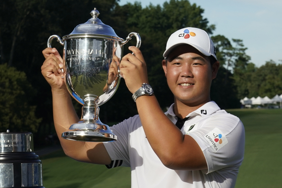 Kim Joo-hyung raises the trophy after winning the Wyndham Championship at Sedgefield Country Club, Greensboro, North Carolina on Sunday. [AP/YONHAP]