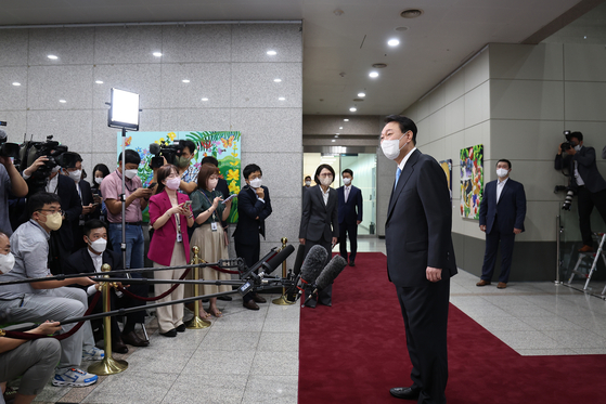 President Yoon Suk-yeol answers reporters' questions as he arrives for work at the presidential office in Yongsan District, central Seoul after a weeklong vacation. [NEWS1]