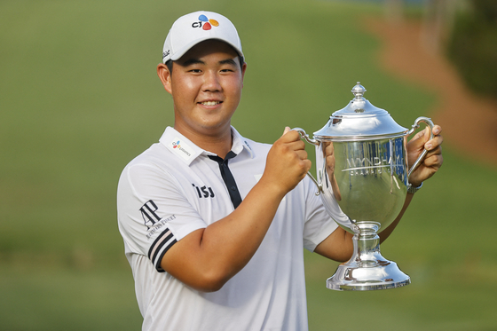 Kim Joo-hyung holds his trophy after winning the Wyndham Championship on Sunday in Greensboro, North Carolina. [USA TODAY/YONHAP]
