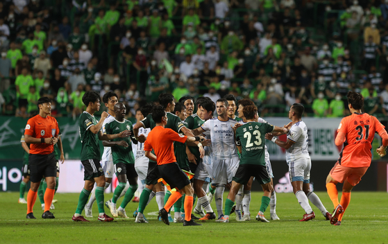 Ulsan Hyundai and Jeonbuk Hyundai Motors players clash during a K League game at Jeonju World Cup Stadium in Jeonju, North Jeolla on Sunday. [YONHAP]