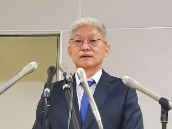 Korea's ambassador to Japan Yun Duk-min responds to questions from the press at Haneda Airport in Tokyo on July 16. [YONHAP] 