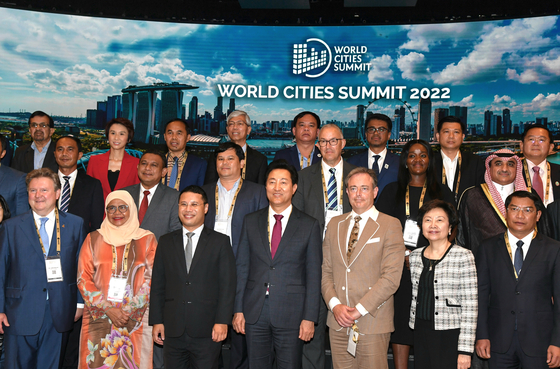 Seoul Mayor Oh Se-hoon, center in first row, joins a group photo session during the World Cities Summit Mayors Forum in Singapore on Sunday. [SEOUL METROPOLITAN GOVERNMENT]