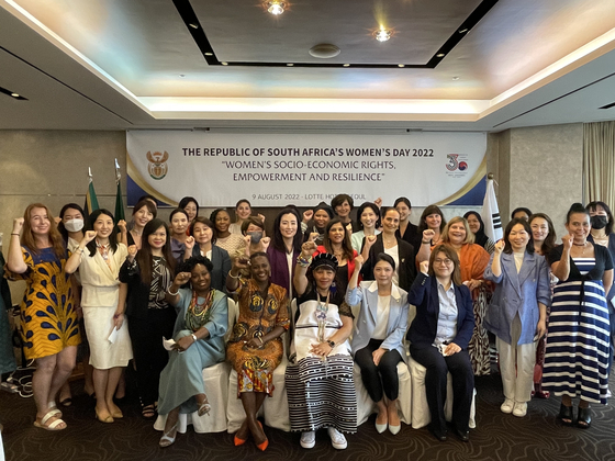 Zenani N. Dlamini, ambassador of South Africa to Korea, front center, Democratic Party Rep. Shin Hyun-young, second from right in front row, and women representing over a dozen nations and professions including diplomacy, tourism, public health and education celebrate South Africa's Women's Day at the Lotte Hotel Seoul on Tuesday. [ESTHER CHUNG]