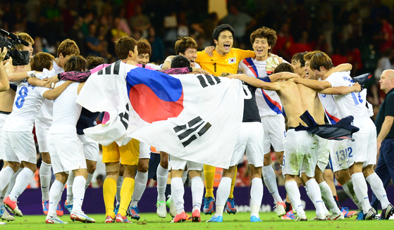 The Korean national football team celebrates after beating Japan 2-0 in the bronze-medal match at the 2012 London Olympics at Millennium Stadium in Cardiff on Aug. 10, 2012. [JOINT PRESS CORPS]