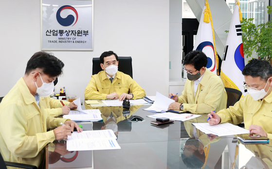 Minister of Trade, Industry and Energy Lee Chang-yang, center, holds a meeting reviewing the damage from the heavy rain at the Seoul government complex on Tuesday. [MINISTRY OF TRADE, INDUSRY AND ENERGY] 